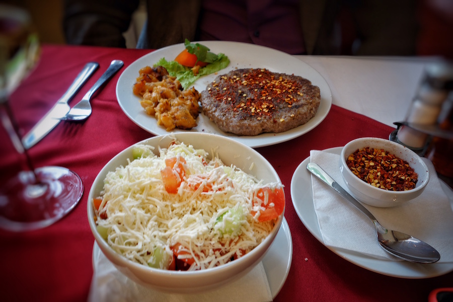 tvornica-pljeskavica-kosta-sopska-salata